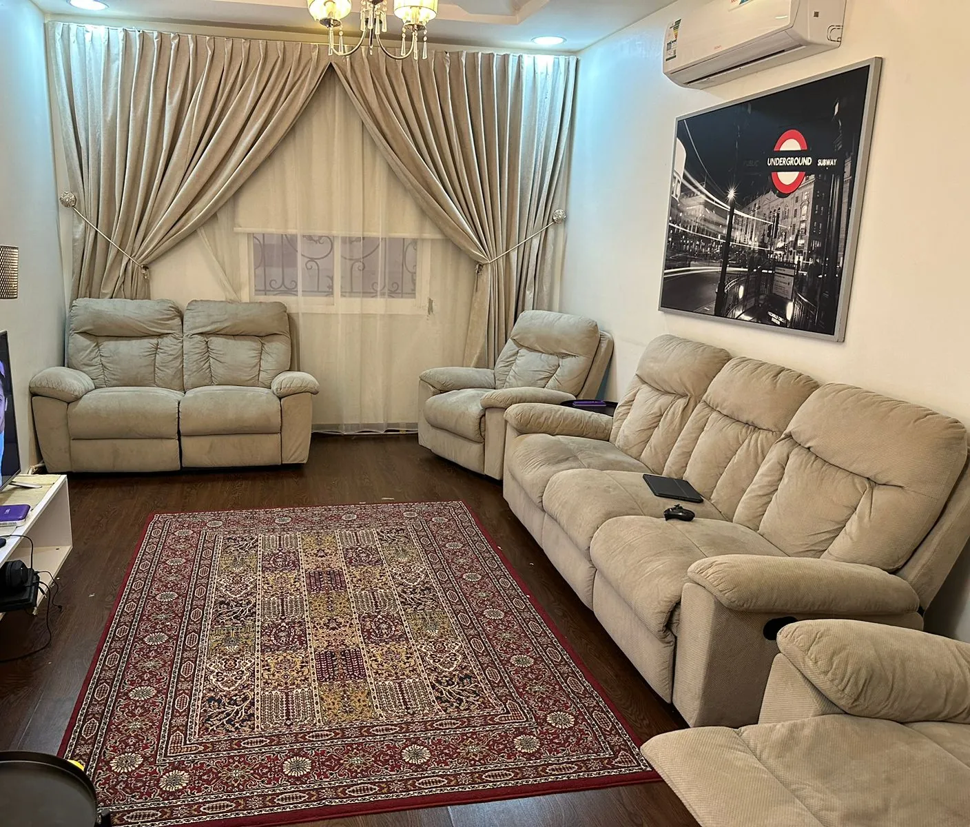 صالة بكنب وستائر وسجادة
