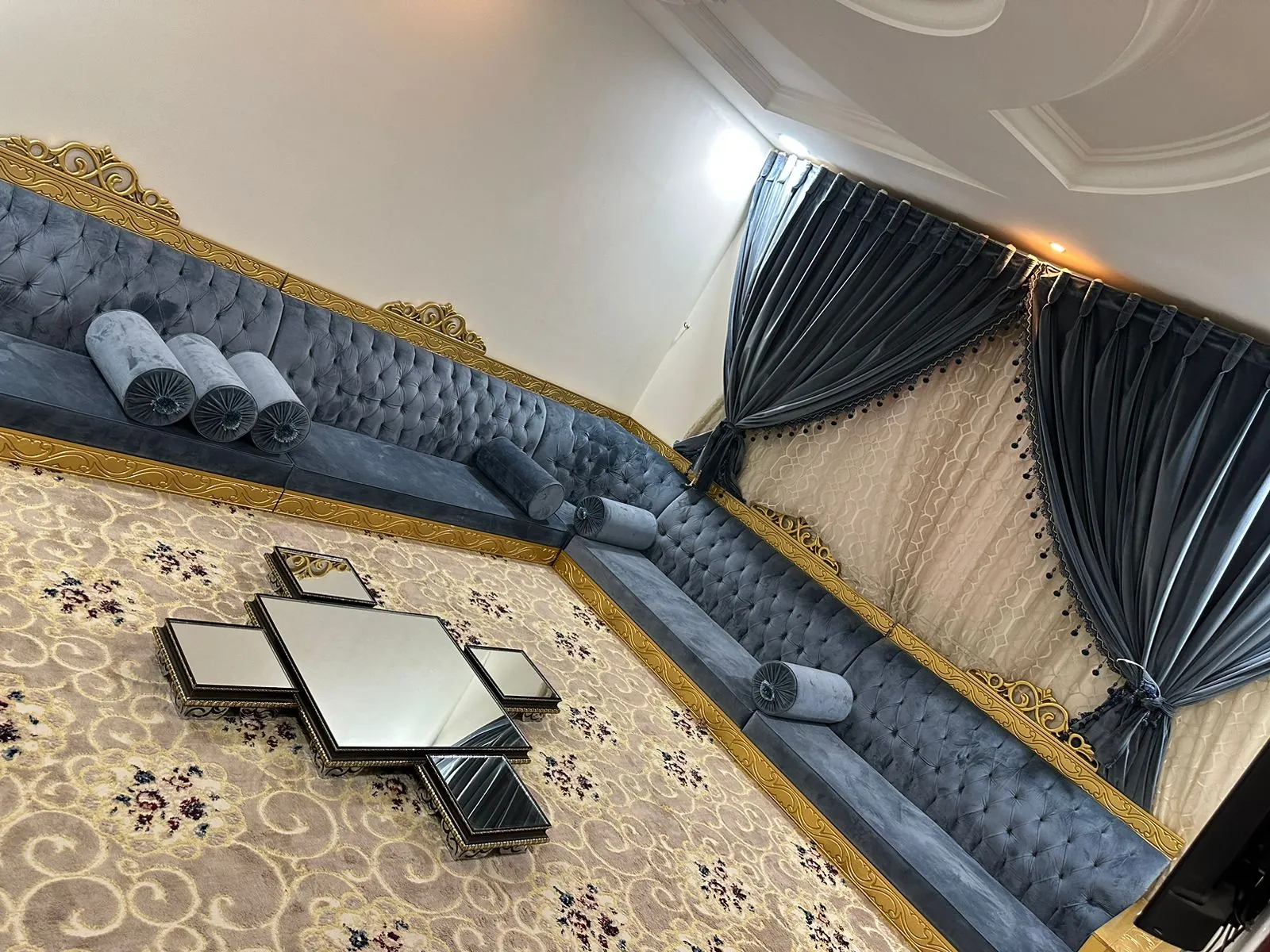 مجلس أرضي أزرق بستائر وسجاد
